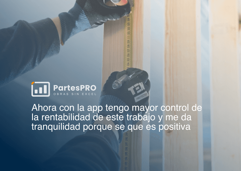 Carpintero usando PartesPRO en obra